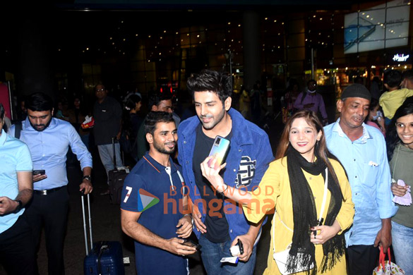 photos kartik aaryan snapped at the airport 3 4