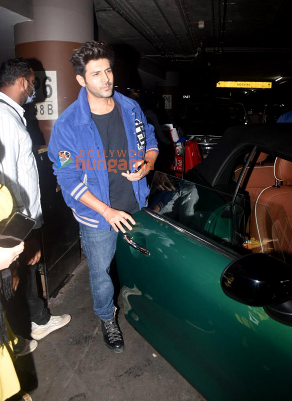 photos kartik aaryan snapped at the airport 4 3