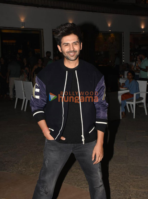 photos kartik aaryan snapped promoting freddy in juhu 3