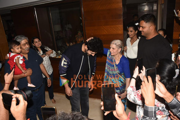 photos kartik aaryan snapped promoting freddy in juhu 5