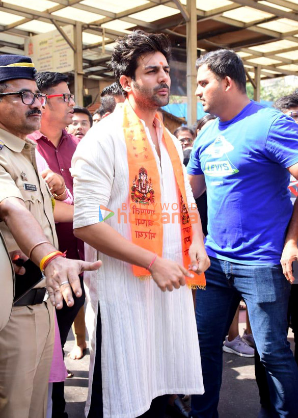 photos kartik aaryan snapped visiting siddhivinayak temple on his birthday 3