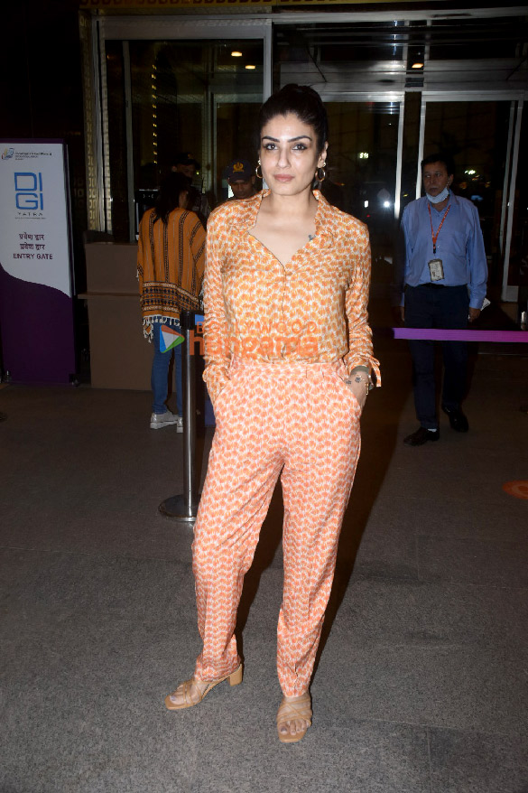 photos kriti sanon amyra dastur and raveena tandon snapped at the airport 3