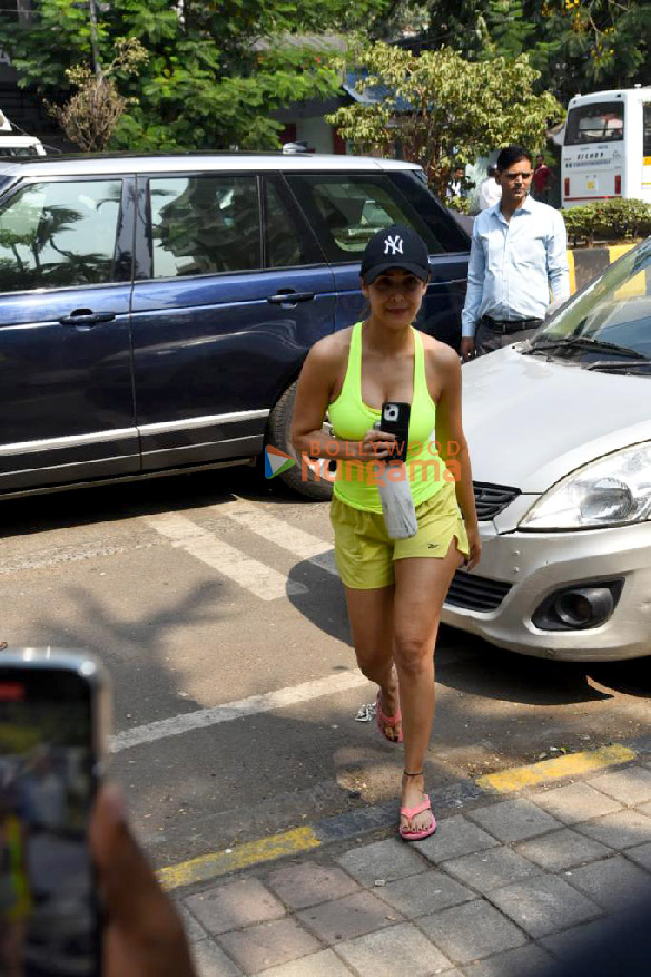 photos malaika arora snapped outside diva yoga in bandra 3