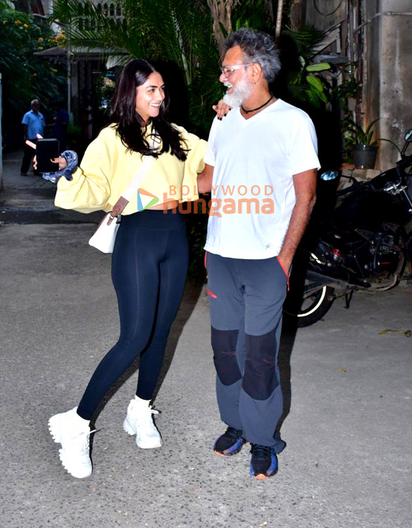 photos mrunal thakur and rakeysh omprakash mehra spotted outside an office in bandra 4