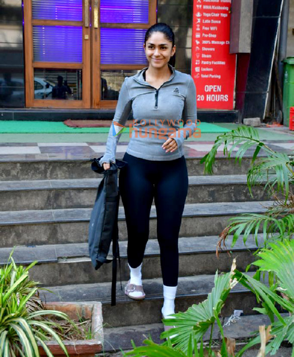 photos pooja hegde mrunal thakur spotted outside a gym in santacruz 4
