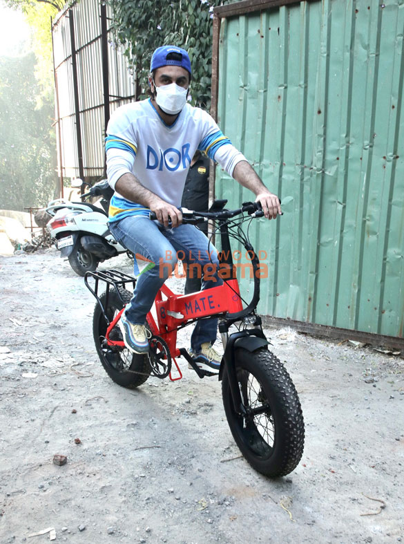photos ranbir kapoor snapped riding an e bike in bandra 2