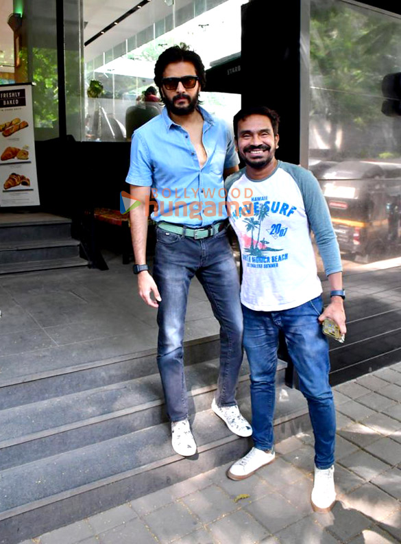 photos riteish deshmukh spotted outside a cafe in khar 2