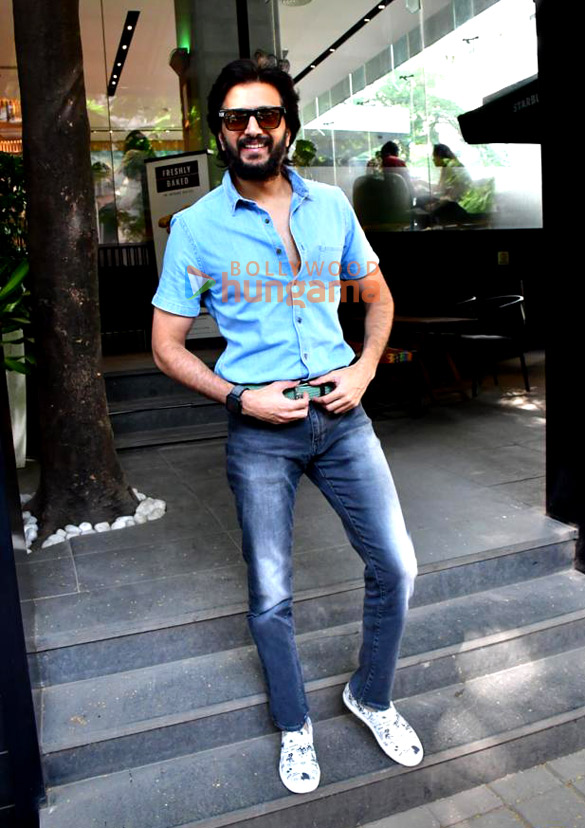 photos riteish deshmukh spotted outside a cafe in khar 3