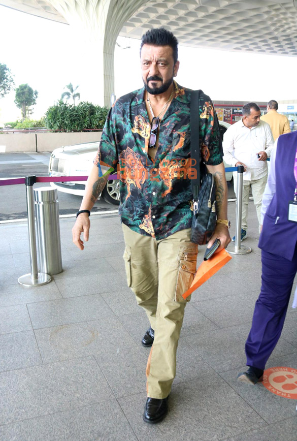 Photos: Sanjay Dutt, Arjun Kapoor, Tina Ahuja and Yashvardan Ahuja snapped at the airport Photos: Sanjay Dutt, Arjun Kapoor, Tina Ahuja and Yashvardan Ahuja snapped at the airport