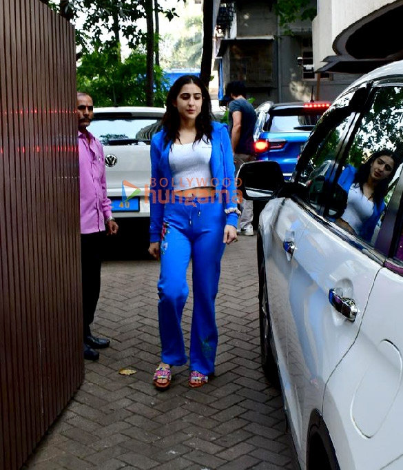 photos sara ali khan spotted outside saif ali khans house 3
