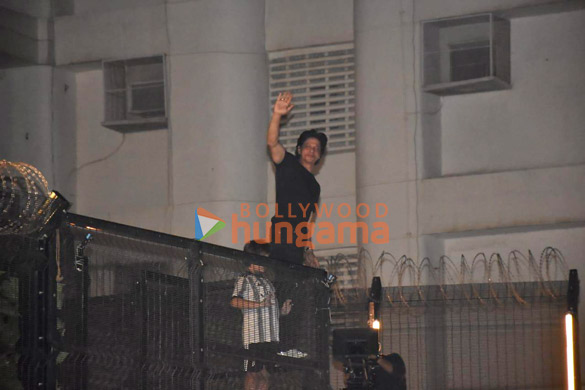 photos shah rukh khan meets fans on his birthday at midnight outside mannat in bandra 1