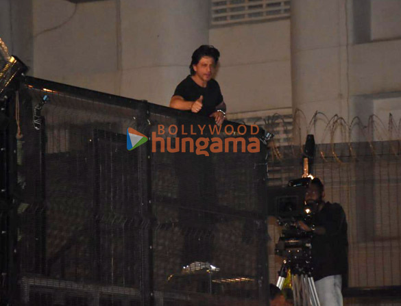 photos shah rukh khan meets fans on his birthday at midnight outside mannat in bandra 3
