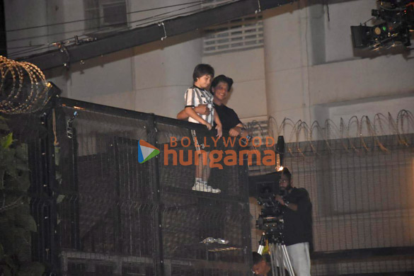 photos shah rukh khan meets fans on his birthday at midnight outside mannat in bandra 4
