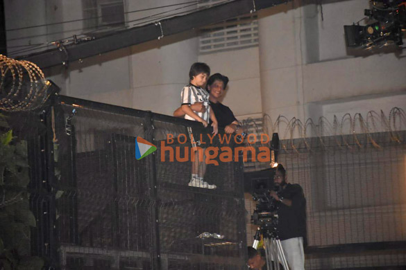 Photos: Shah Rukh Khan meets fans on his birthday at midnight outside Mannat in Bandra Photos: Shah Rukh Khan meets fans on his birthday at midnight outside Mannat in Bandra