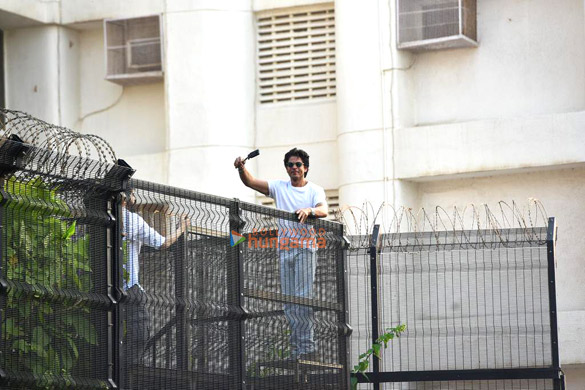 photos shah rukh khan snapped waving to fans at mannat 6