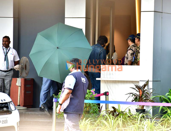 photos shah rukh khan spotted at kalina airport 1