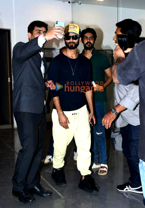 photos shahid kapoor snapped in andheri 1