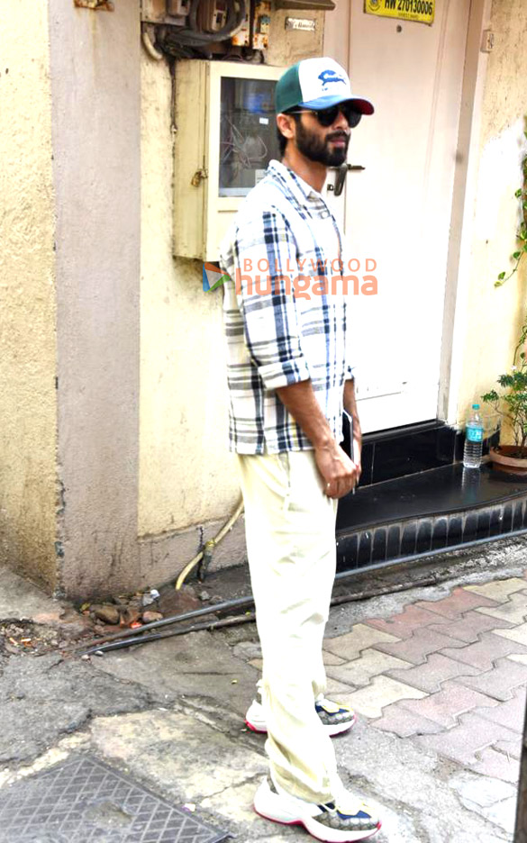 Photos: Shahid Kapoor snapped in Bandra Photos: Shahid Kapoor snapped in Bandra