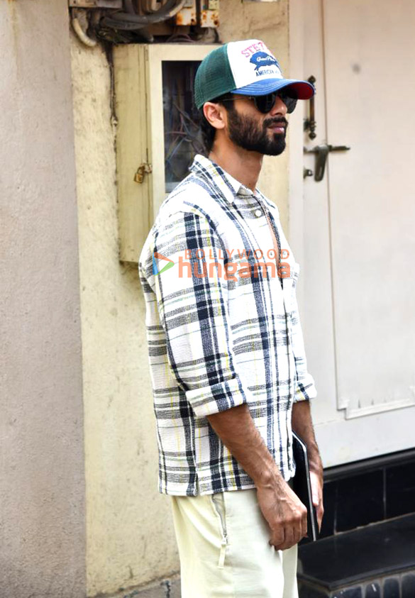 photos shahid kapoor snapped in bandra 2