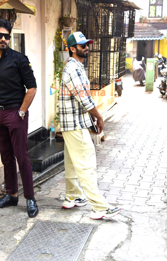 photos shahid kapoor snapped in bandra 3