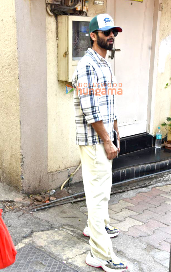 photos shahid kapoor snapped in bandra 4