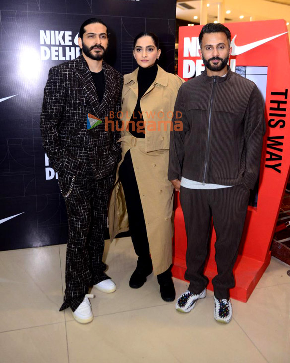 Photos Sonam Kapoor Ahuja, Anand Ahuja and Harsh Varrdhan Kapoor snapped at the Nike store Launch in Saket (1)