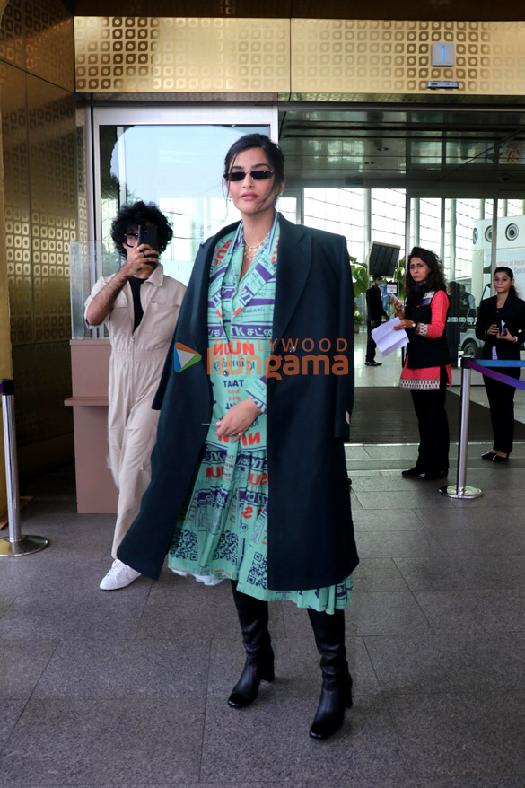 Photos: Sonam Kapoor Ahuja, Yami Gautam Dhar, Jaya Pradha and others snapped at the airport Photos: Sonam Kapoor Ahuja, Yami Gautam Dhar, Jaya Pradha and others snapped at the airport