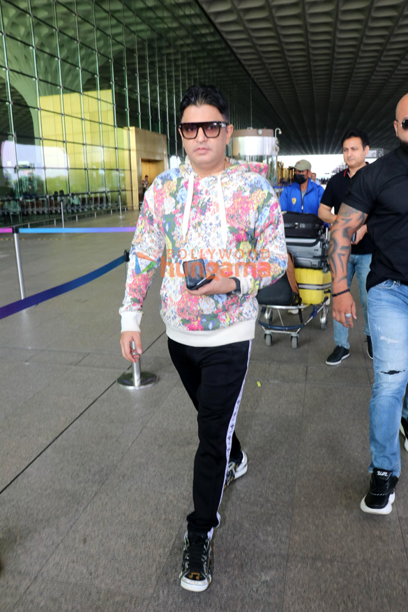 photos sonam kapoor ahuja yami gautam dhar jaya pradha and others snapped at the airport 6