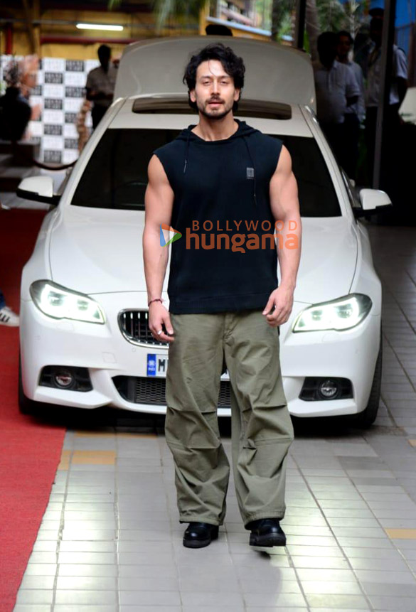 photos tiger shroff snapped in juhu 4 3