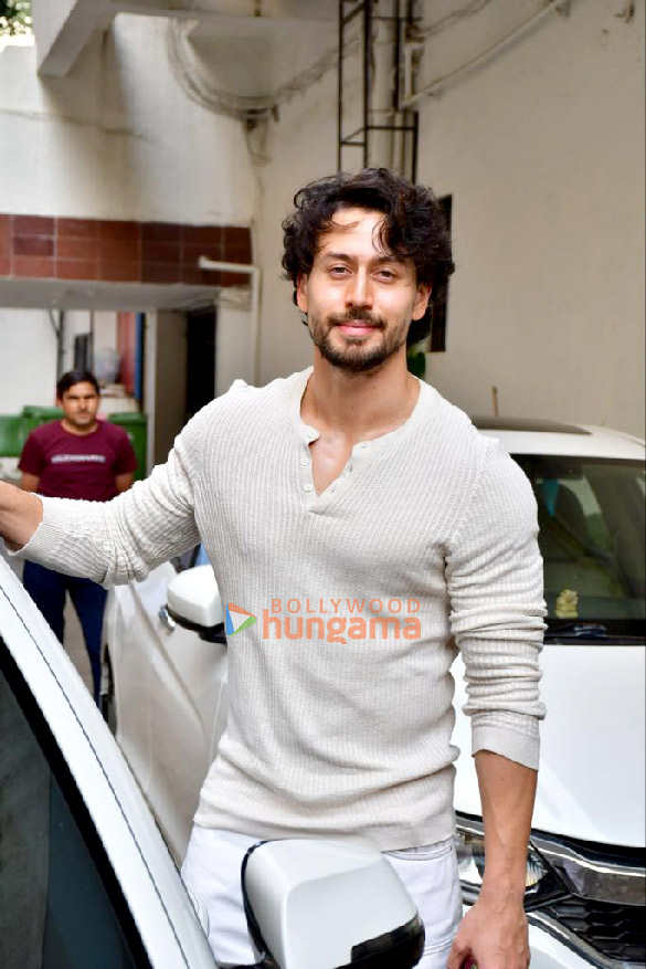 photos tiger shroff snapped outside the dharma office in khar 2 2