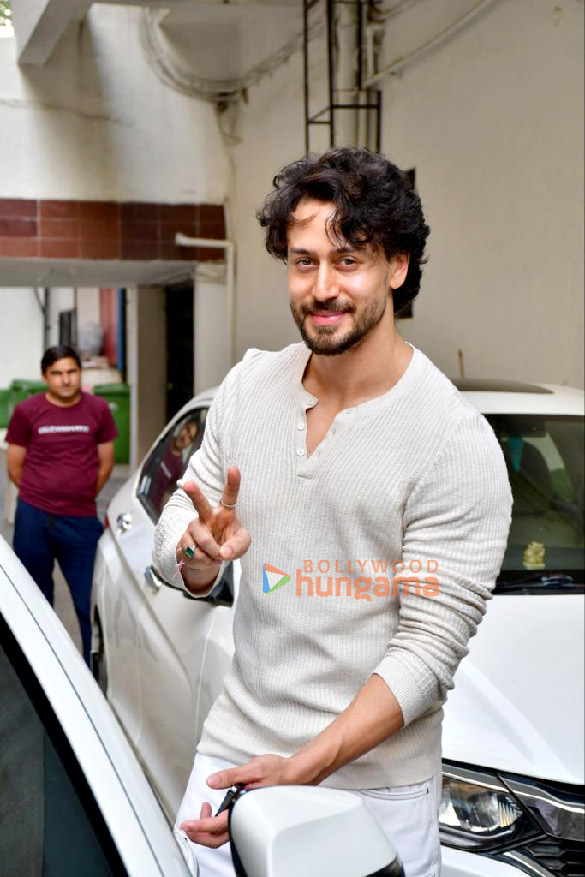 photos tiger shroff snapped outside the dharma office in khar 4 2