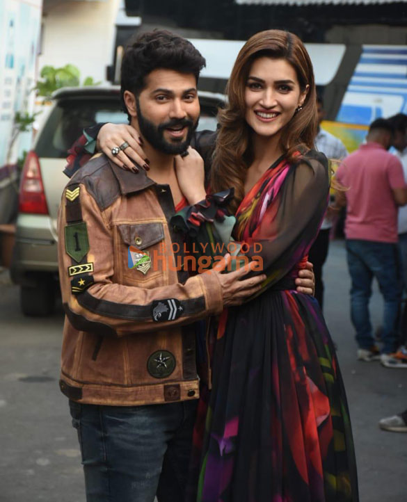 photos varun dhawan kriti sanon deepak dobriyal abhishek banerjee and amar kaushik snapped promoting