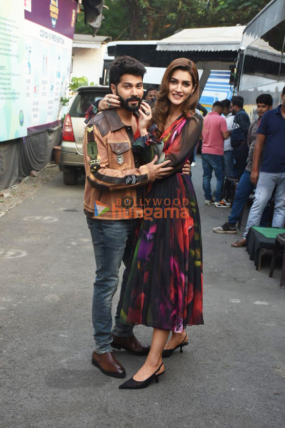 photos varun dhawan kriti sanon deepak dobriyal abhishek banerjee and amar kaushik snapped promoting 6