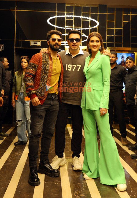photos varun dhawan kriti sanon and dinesh vijan snapped promoting bhediya at velocity miraj cinemas in indore 1