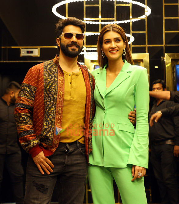 Photos: Varun Dhawan, Kriti Sanon and Dinesh Vijan promote Bhediya at Velocity Miraj Cinemas in Indore Photos: Varun Dhawan, Kriti Sanon and Dinesh Vijan promote Bhediya at Velocity Miraj Cinemas in Indore