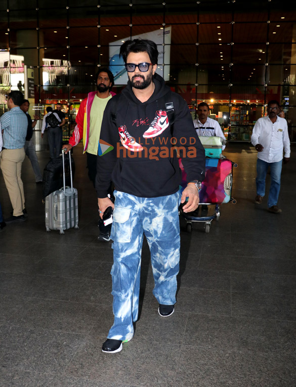 photos varun dhawan mouni roy arjun kapoor and others snapped at the airport 1 2