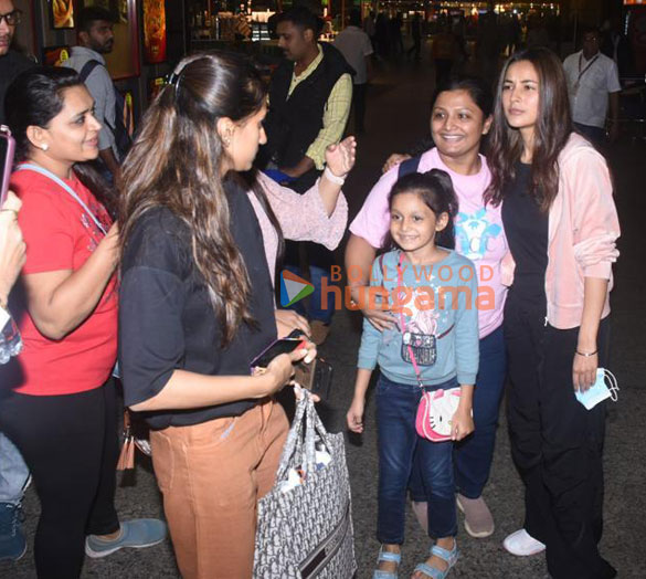 photos varun dhawan mouni roy arjun kapoor and others snapped at the airport 11 3