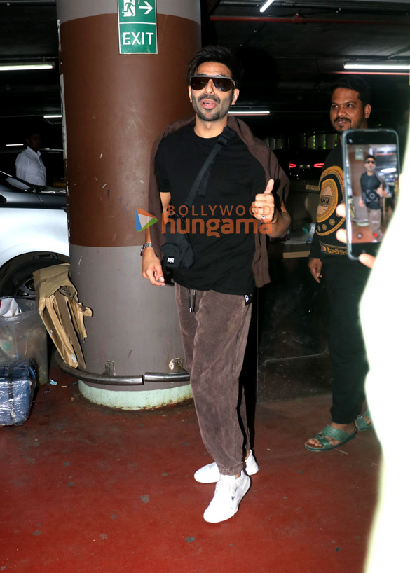 photos varun dhawan mouni roy arjun kapoor and others snapped at the airport 3