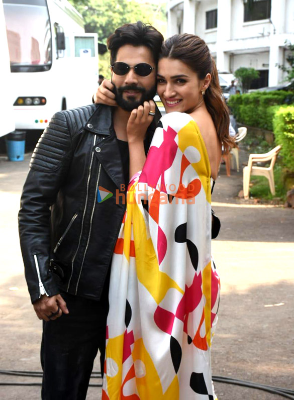 Photos Varun Dhawan and Kriti Sanon snapped promoting Bhediya on Indian ...