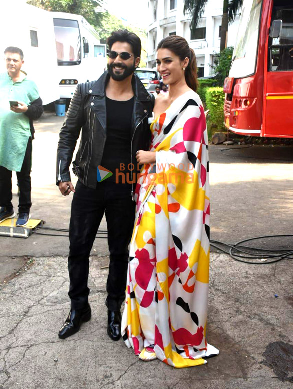 photos varun dhawan and kriti sanon snapped promoting bhediya on indian idol 4