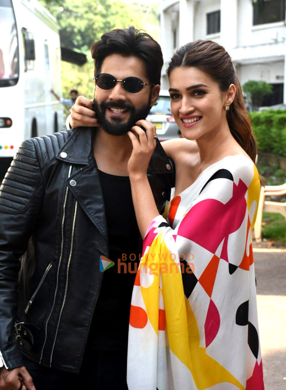 Photos: Varun Dhawan and Kriti Sanon snapped promoting Bhediya on Indian Idol
