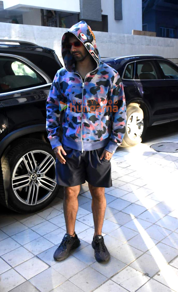 photos varun dhawan snapped sporting a hoodie 2