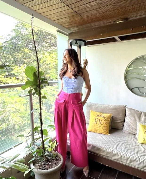Rakul Preet Singh chills in style, dons a fuchsia high waist pants and lavender top