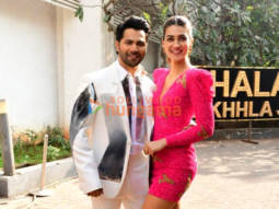 Photos: Varun Dhawan and Kriti Sanon snapped promoting Bhediya on the sets of Jhalak Dikhhla Jaa
