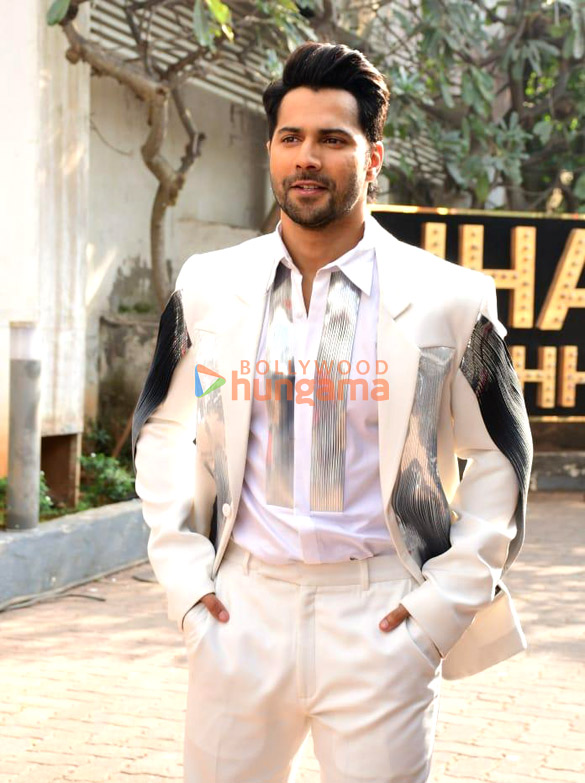 varun dhawan and kriti sanon snapped promoting bhediya on the sets of jhalak dikhhla jaa 4