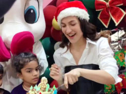 Elli AvrRam spends her Christmas with cute little children