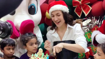 Elli AvrRam spends her Christmas with cute little children