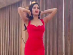 Janhvi Kapoor looks absolutely sizzling in any outfit she wears!