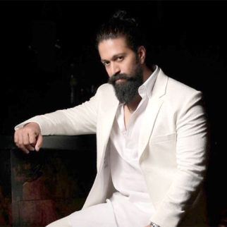 KGF star Yash brings a smile to 700 fans; obliges for a picture with ...