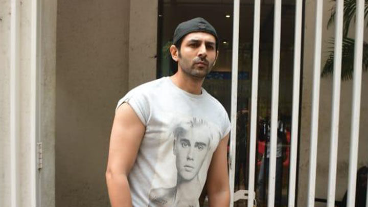 Kartik Aaryan gets snapped outside gym as he poses with fans